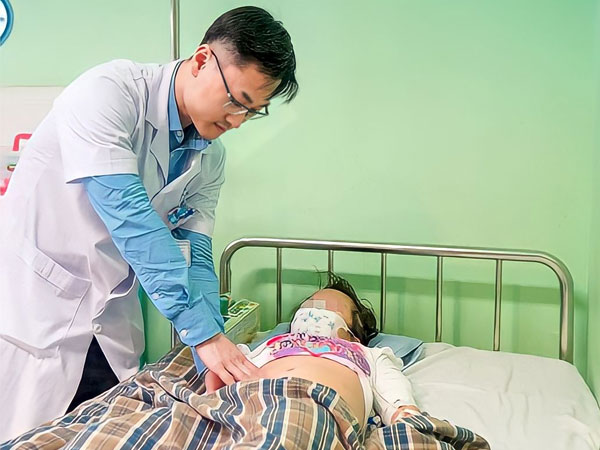 Chơi trên nền nhà trơn ướt, bé gái 10 tuổi bị ngã vỡ thận