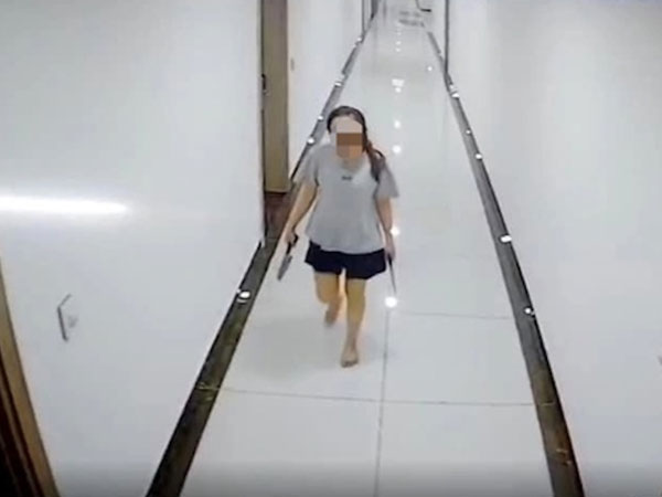Vụ người phụ nữ cầm dao đi dọc hành lang, đe doạ hàng xóm: Bức xúc động thái ban quản lý