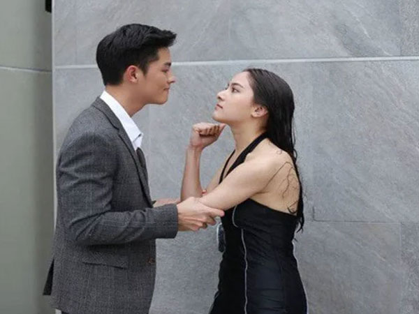 Bố mẹ tôi bán đất cho 2 tỷ, chồng đòi chi tiêu như thể số tiền anh tự kiếm được