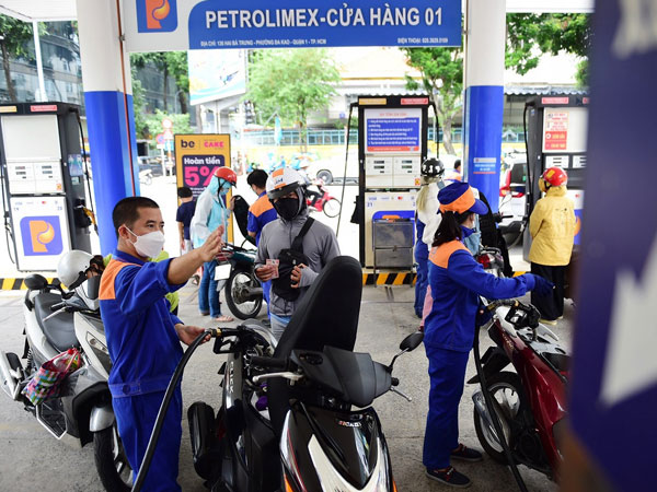 VCCI đề nghị cho doanh nghiệp 'tự quyết' giá bán lẻ xăng dầu