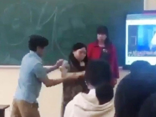 Tạm thu hồi quyết định kỷ luật nữ giáo viên bị đồng nghiệp ‘khóa tay’, đuổi ra khỏi lớp