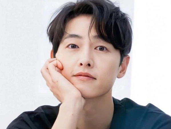 Song Joong Ki trở lại sau thông báo cưới vợ Tây