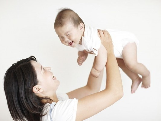 Bé 4 tháng tuổi chảy máu não nghi bị người lớn xốc nách, rung lắc