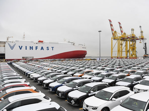 VinFast cắt giảm nhân sự tại Mỹ, hoãn giao xe
