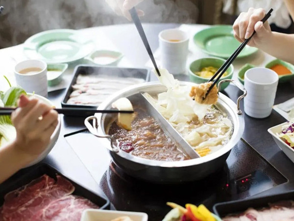 Vì sao uống nước đá khi ăn lẩu là điều tối kỵ?