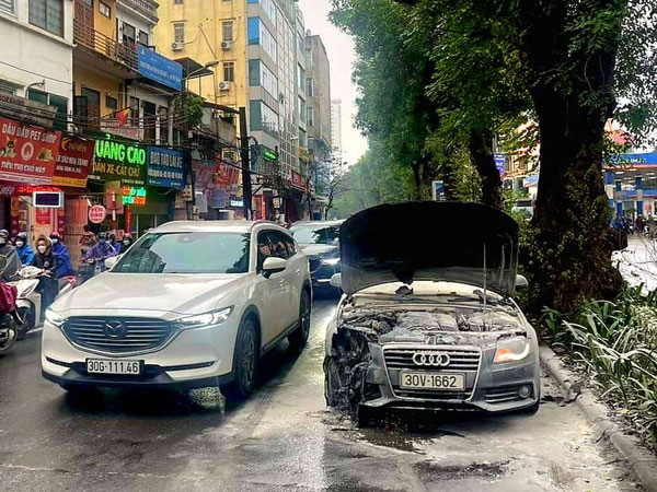 Xe sang Audi bốc cháy dữ dội trên phố Hà Nội