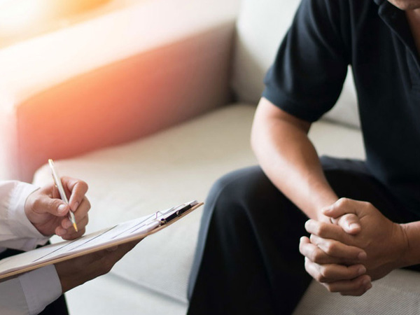 Cậu nhỏ bỗng 'đổi màu', nam thanh niên cầu cứu bác sĩ