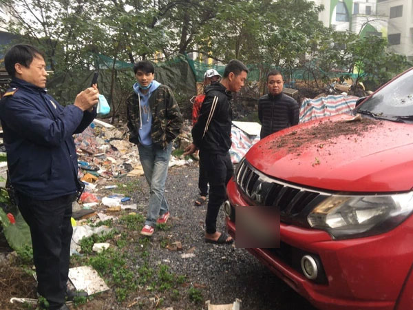 Hà Nội: Chậu hoa từ tầng cao chung cư rơi làm vỡ kính chắn gió ô tô