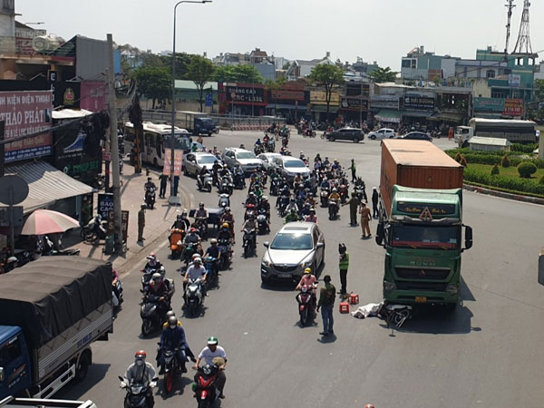 Xe container kéo lê người đàn ông hơn 15m giữa vòng xoay An Sương