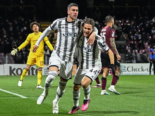 Vlahovic rực sáng ngày trở lại, Juventus mơ về Top 4