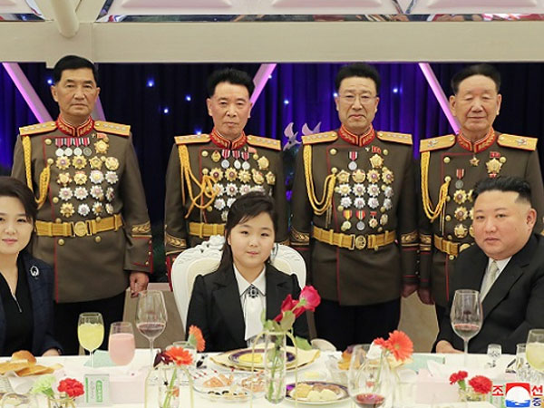 Ông Kim Jong-un đưa vợ và con gái tới doanh trại quân đội
