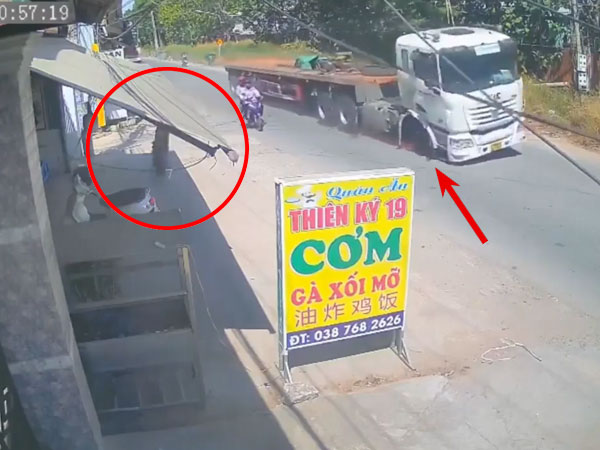 'Hết hồn' với chiếc bánh xe rơi ra khỏi chiếc container suýt va vào hai người đi xe máy