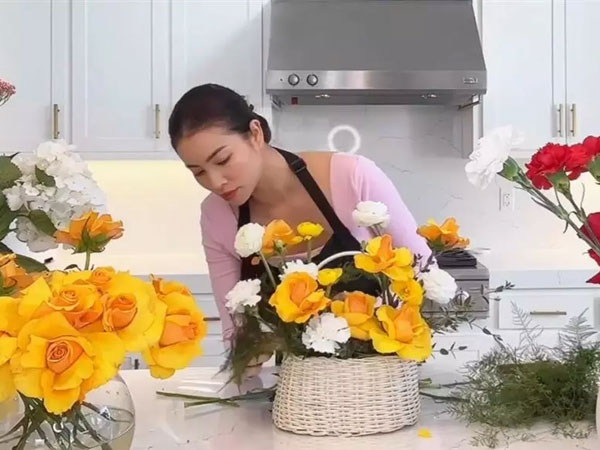 Rời showbiz, Phạm Hương bán hoa kiếm thêm thu nhập tại Mỹ?