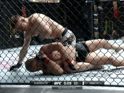 Võ sĩ Mỹ hạ knock-out đối thủ bằng loạt đòn chỏ như ‘giã chày vào mặt’