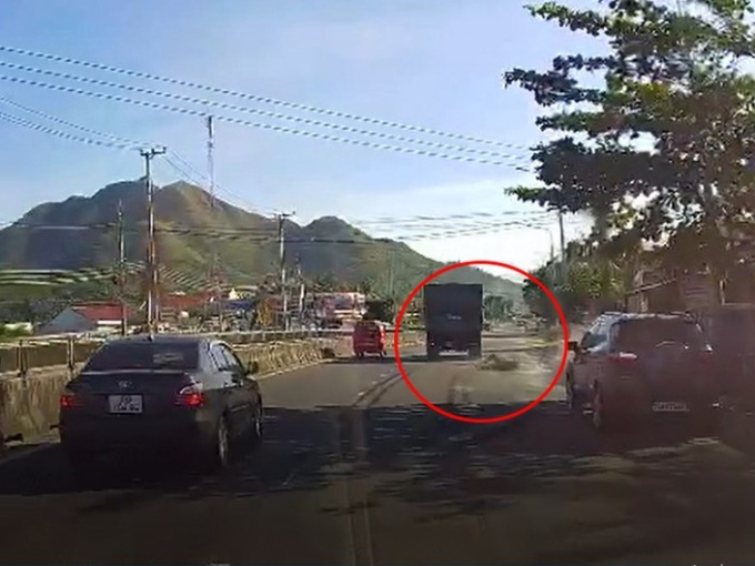 [Clip] Điều tra vụ xe biển đỏ gây tai nạn rồi bỏ chạy