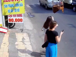 Hai khách tây ngỡ ngàng khi bị cướp điện thoại giữa đường