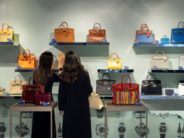 Tỷ phú bất động sản Hong Kong bán đấu giá bộ sưu tập túi Hermès thu về 3,2 triệu USD