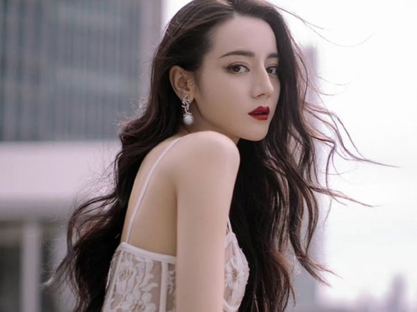 Địch Lệ Nhiệt Ba vướng tin đồn mang thai