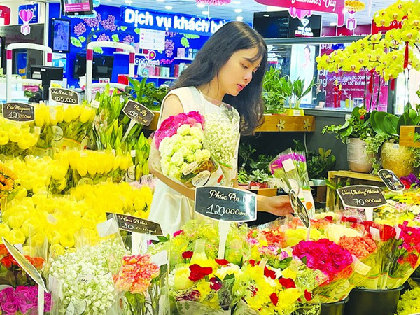 Hoa tươi, áo cặp, sô cô la… đắt hàng dịp 14-2
