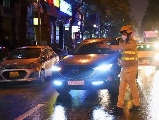 Kiểm tra nồng độ cồn tới khuya ở Hà Nội, tài xế vi phạm hết đường né