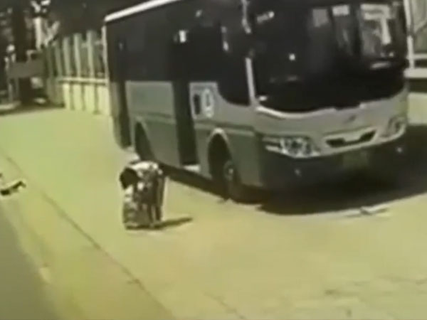 Clip: Xe đưa đón cán tử vong học sinh lớp 3 ngay khi đến trường