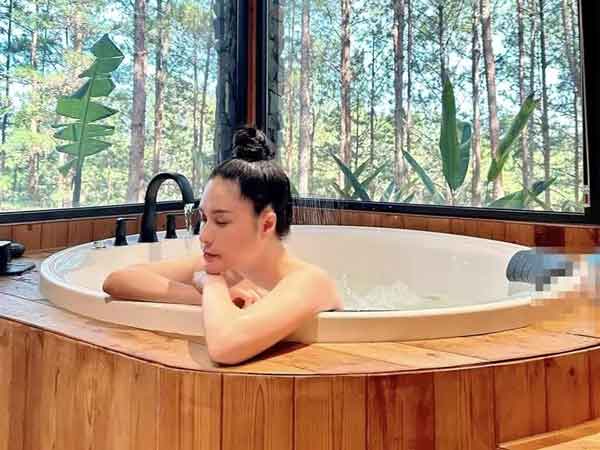 Đoàn Di Băng hiếm hoi khoe ảnh bỏng mắt trong bồn tắm