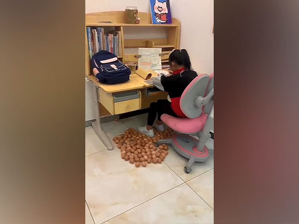 Clip: Mẹ rải trứng gà đầy dưới chân bàn để quản lý con học tập