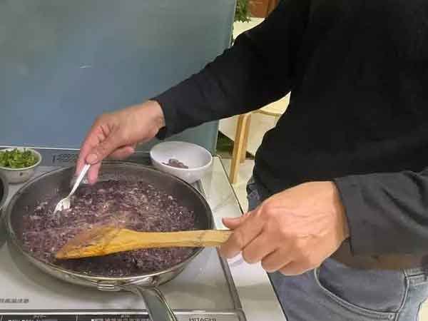 Đu trend rán bánh chưng bằng nước, chồng khiến vợ 'giận tím người'