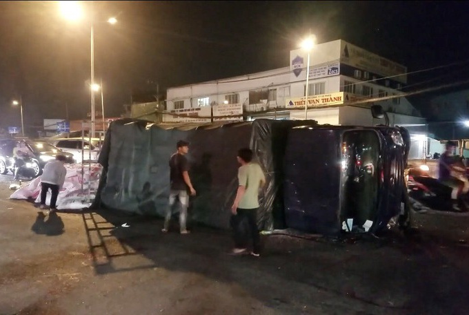 Tai nạn liên hoàn ở TP HCM giữa 4 ôtô và 1 xe máy