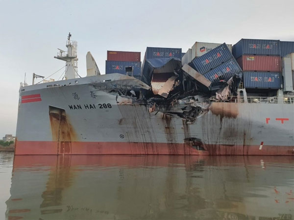 Hai tàu chở gần 2.000 container đâm nhau trên sông