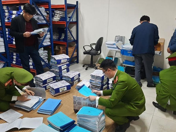 Công an Hải Dương khám xét khẩn cấp Trung tâm Đăng kiểm 34-05D