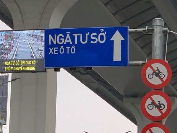 Hà Nội thí điểm lắp biển báo điện tử thông minh cảnh báo ùn tắc giao thông