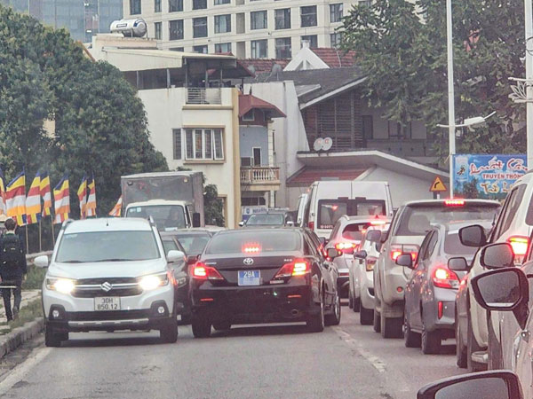 Cảnh sát triệu tập tài xế xe biển xanh lấn làn trên phố Hà Nội