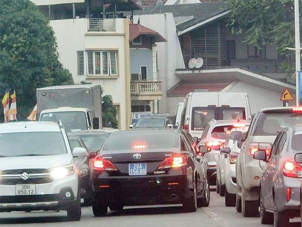 Xe biển xanh của Thành uỷ Hà Nội đi lấn làn bị công an xử phạt