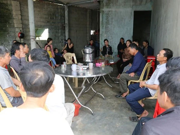 Người thân thẫn thờ ngóng tin chồng, con mất tích trên biển Hàn Quốc