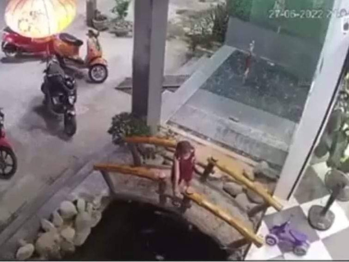 Bi kịch từ sự chủ quan để trẻ nhỏ tự chơi gần hồ cá koi