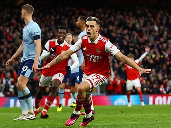 Trossard ghi bàn, Arsenal vẫn bị chia điểm