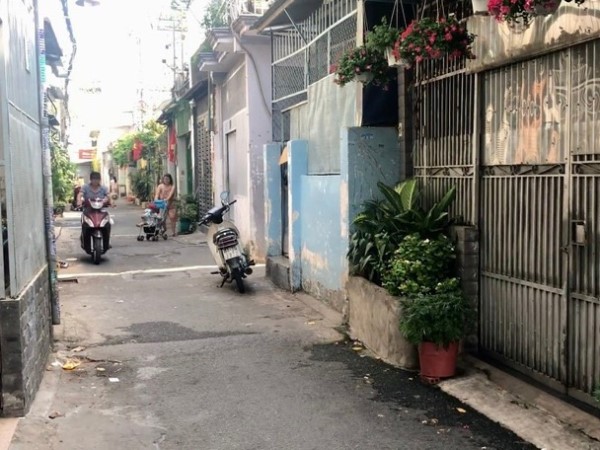 Clip: Đôi nam nữ áp sát giật dây chuyền một phụ nữ đứng trước cửa nhà