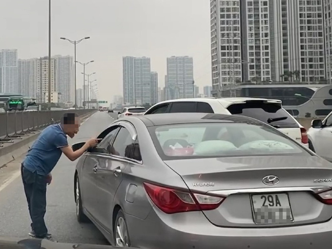 Clip: Tài xế ô tô Porsche chặn đầu, nhổ nước bọt vào xe khác ở Hà Nội