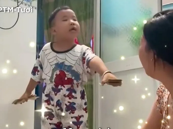 Áy náy vì được đi ăn hải sản nhưng không rủ ba mẹ, cậu bé rút cọc tiền cho hai người 'mua nhà và đồ ăn'