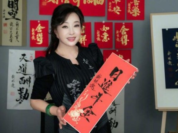 'Nữ hoàng Võ Tắc Thiên' livestream bán tác phẩm thư pháp