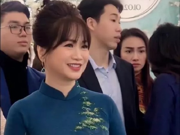 Phát sốt bà mẹ quá trẻ đẹp, chiếm sóng đám cưới con trai