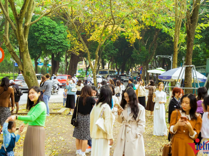 Người dân Hà Nội đổ xô ra đường tận hưởng nắng đẹp ngày cuối tuần