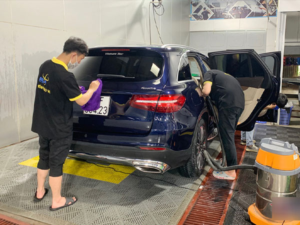 Hết nồm ẩm, nhân viên rửa xe làm từ sáng đến tối không hết việc
