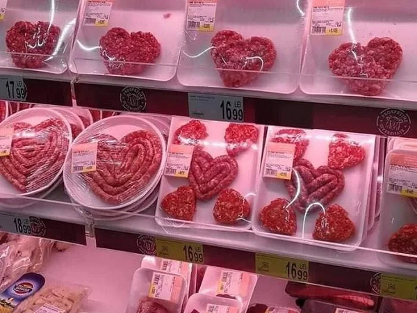 Quầy thịt trong siêu thị cũng biết làm 'đau lòng FA' khi Valentine gần đến