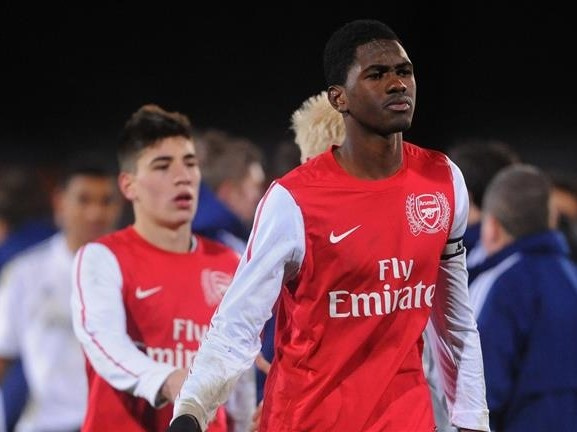 Loại bỏ người vừa lập hat-trick, CAHN đăng ký ngoại binh trưởng thành từ lò Arsenal