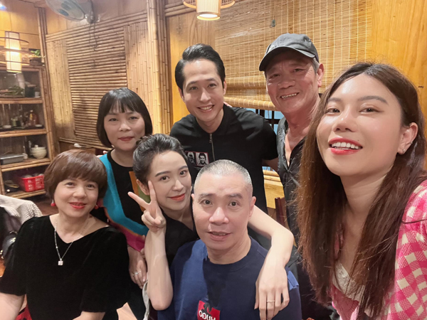 NSND Công Lý tham gia tiệc đóng máy phim 'Dưới bóng cây hạnh phúc'