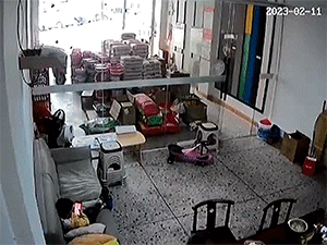 Clip: Người đàn ông 'lôi xềnh xệch' đứa trẻ ra ngoài vì thấy có động đất
