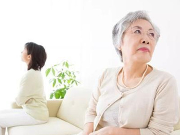 Mới sinh con 3 tuần, sáng nào mẹ chồng cũng bắt tôi làm việc vô lý