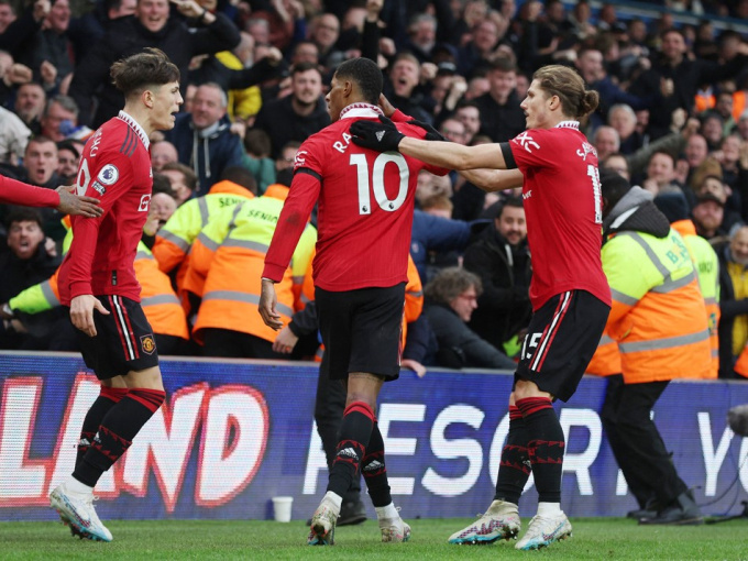 Bậc thầy Erik ten Hag đã ‘phù phép’ để MU thắng Leeds như thế nào?